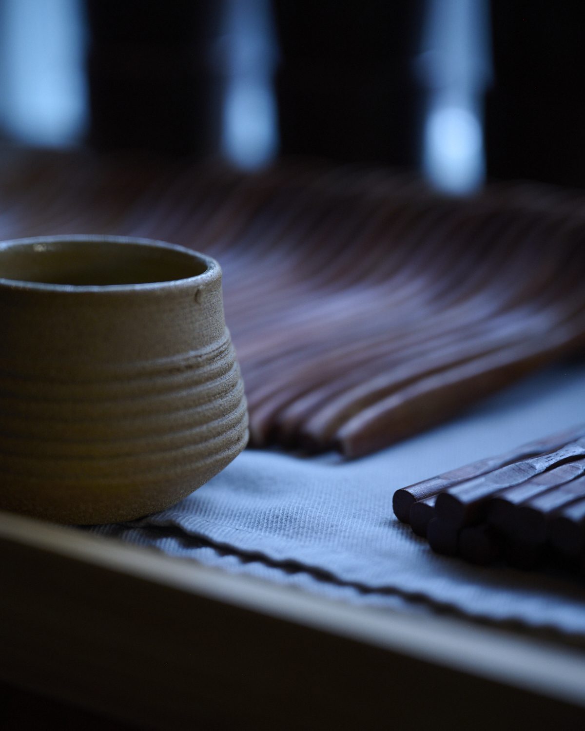 Vaso Estriado Oliva, cerámica hecha a mano por Kai