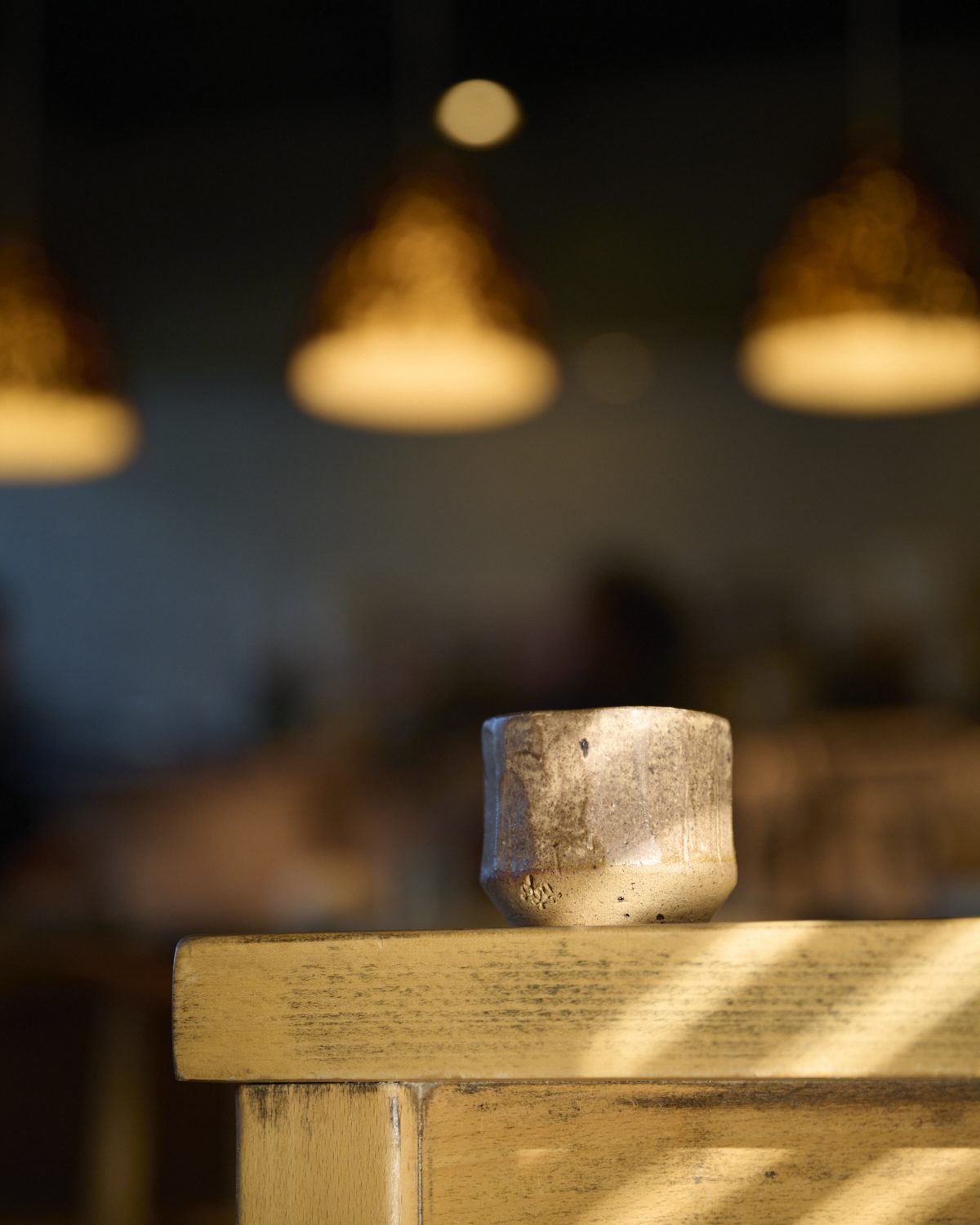 Vaso Facetado Moteado, cerámica hecha a mano por Kai