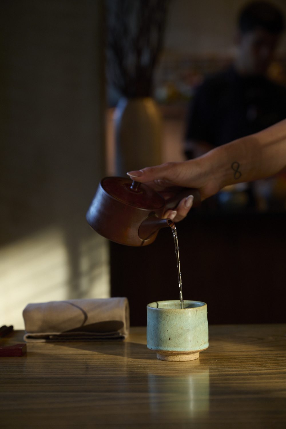 Vaso Liquen con Pie, cerámica hecha a mano por Kai