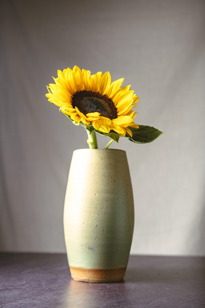 Florero Alto Liquen, cerámica hecha a mano por Kai