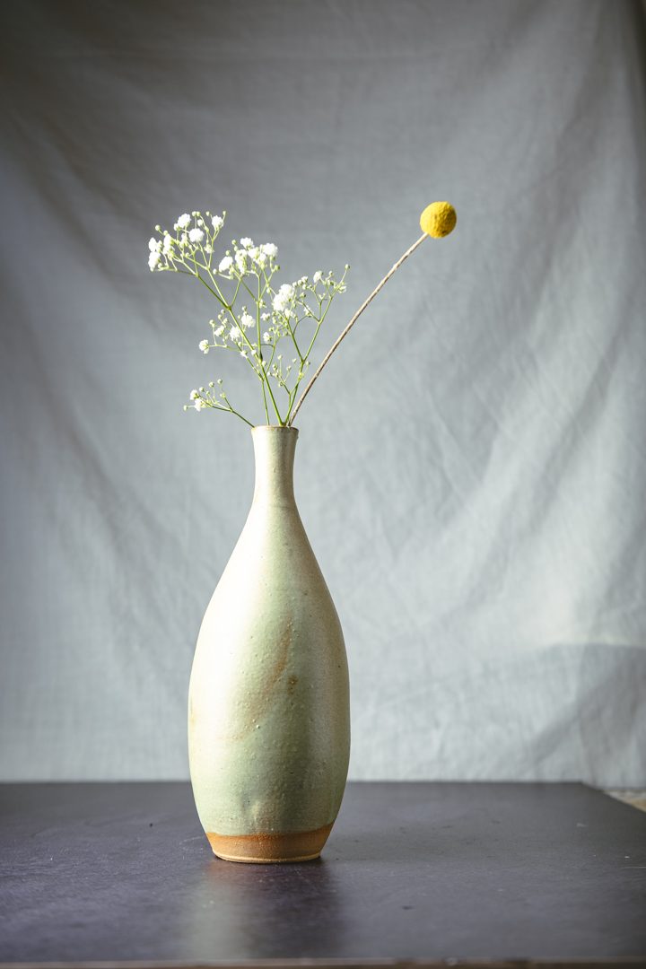 Florero Botella Liquen, cerámica hecha a mano por Kai
