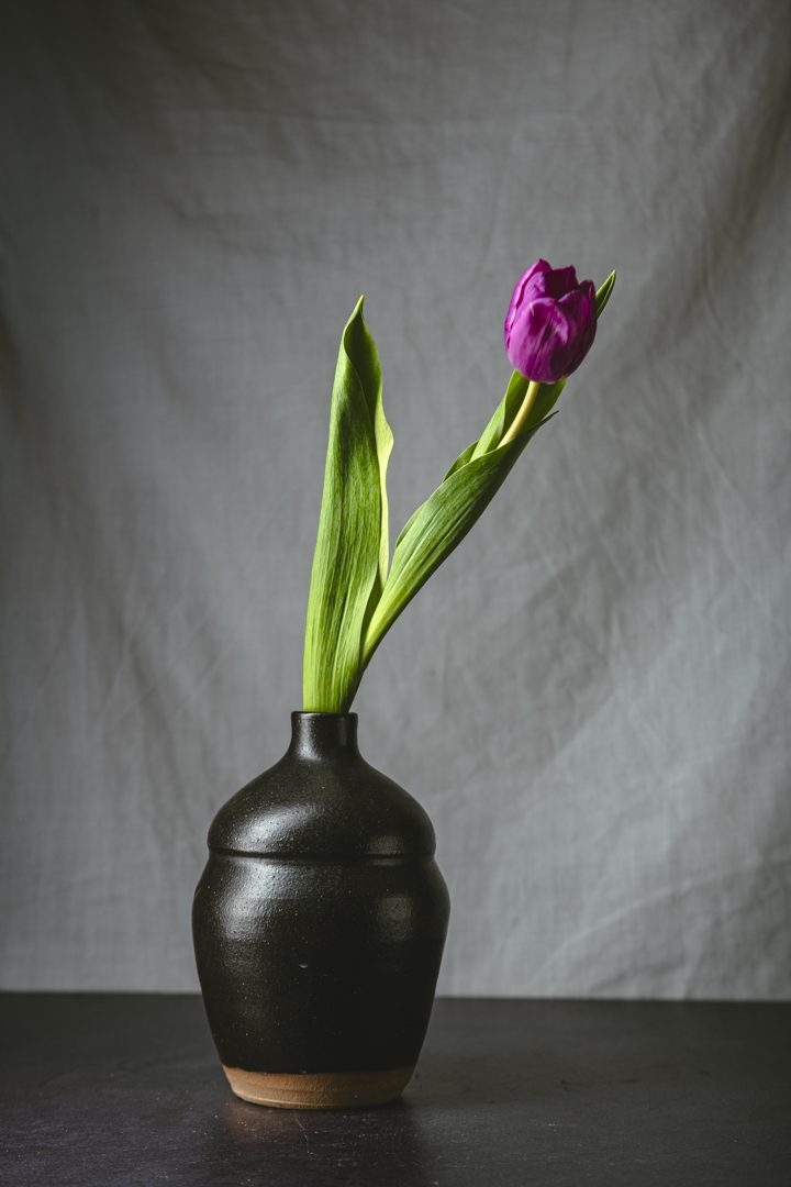 Florero Ánfora Basalto, cerámica hecha a mano por Kai