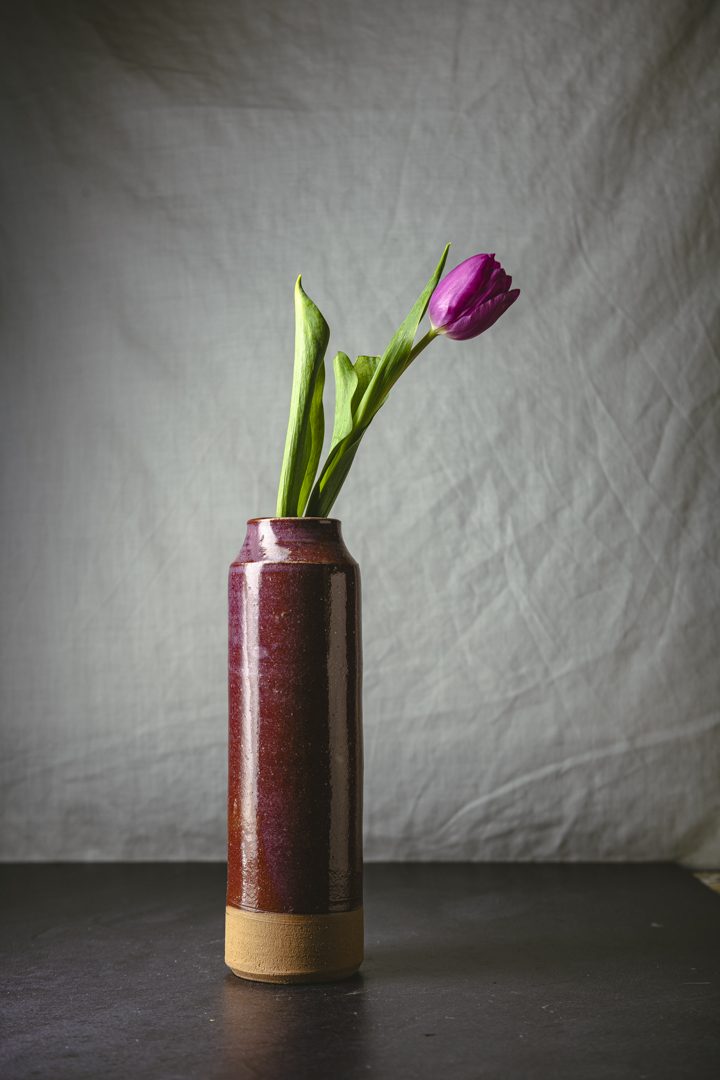 Florero Columna Maqui, cerámica hecha a mano por Kai
