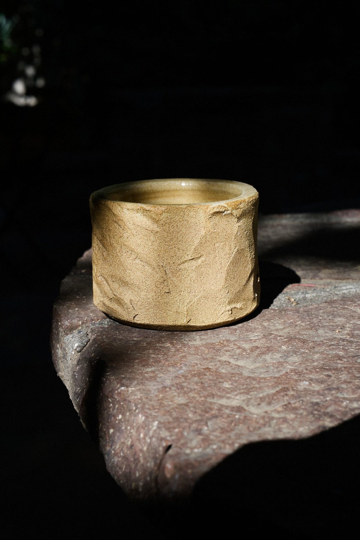 Vaso Dorado, cerámica hecha a mano por Kai