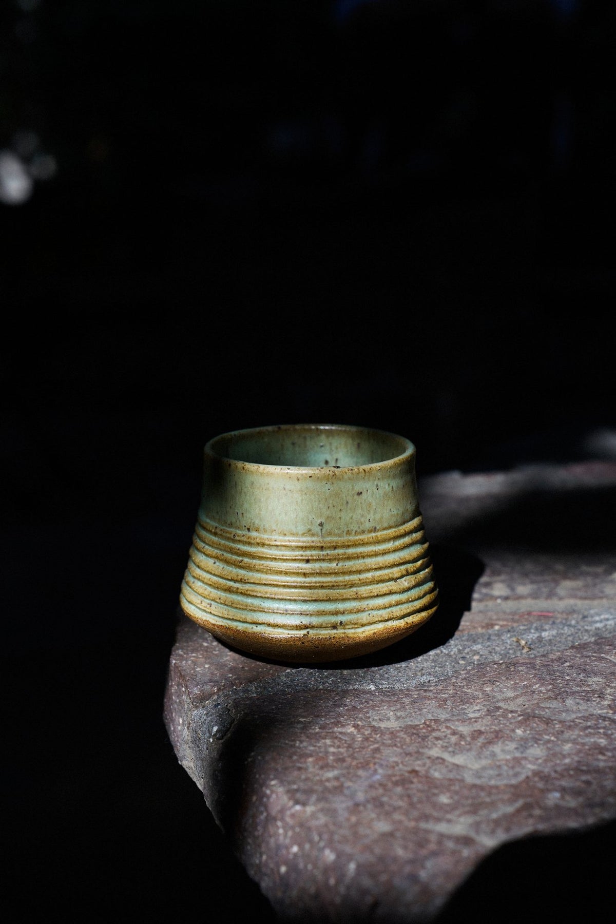 Vaso Estriado Liquen, cerámica hecha a mano por Kai