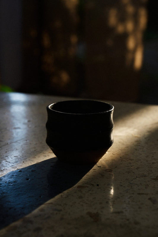 Vaso Basalto Brillante, cerámica hecha a mano por Kai