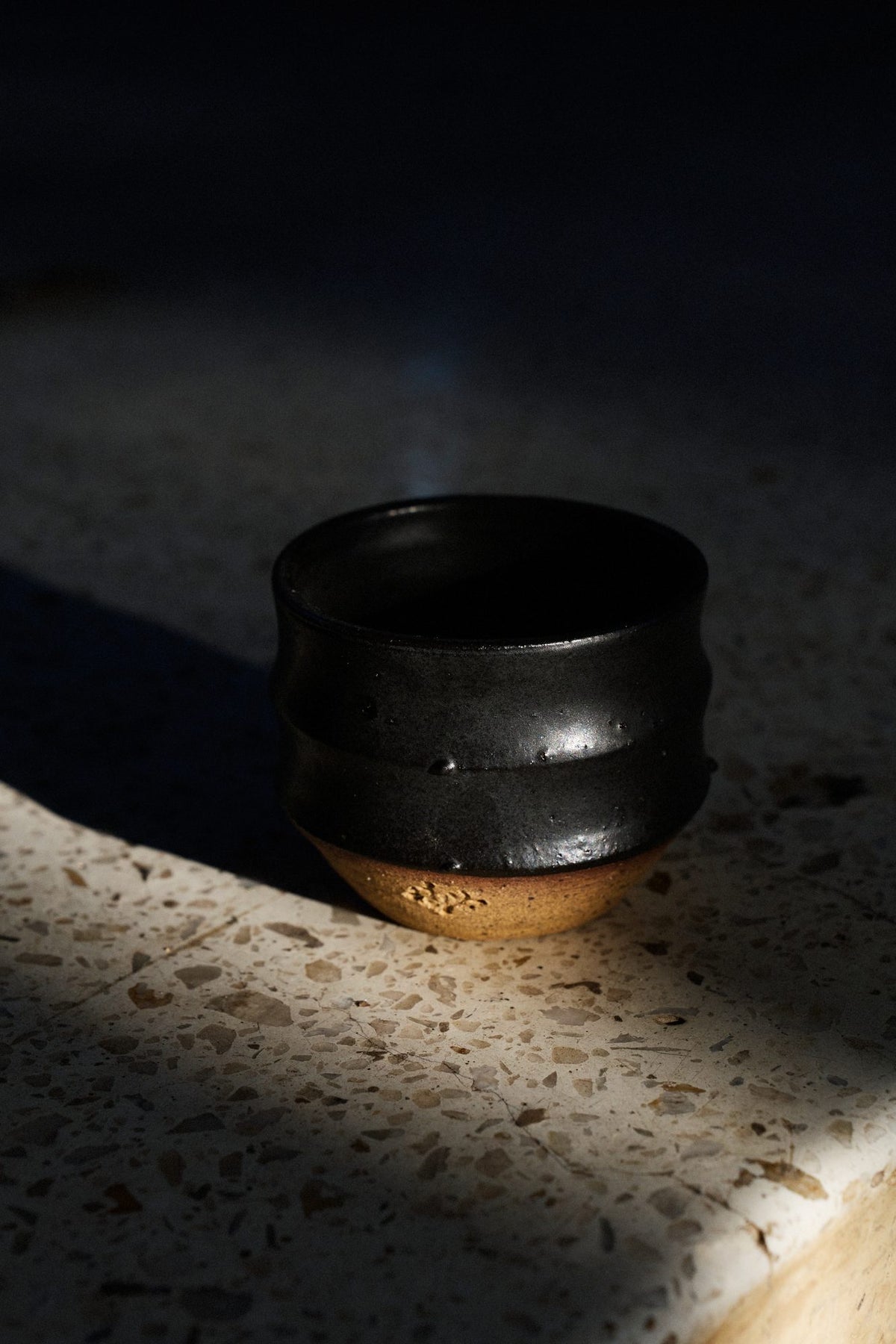 Vaso Basalto Brillante, cerámica hecha a mano por Kai