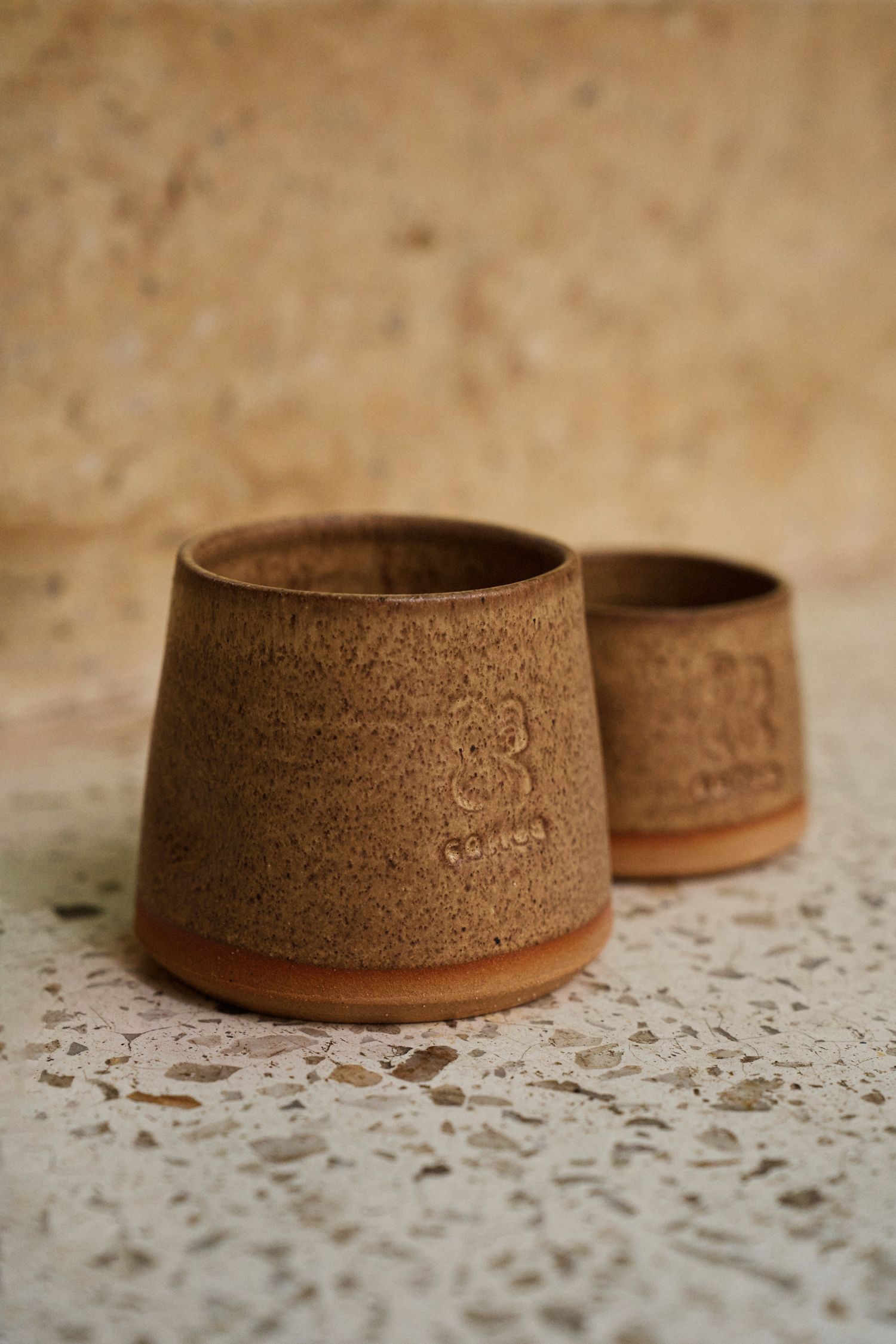 Vasos de gres hechos por encargo con logo estampado