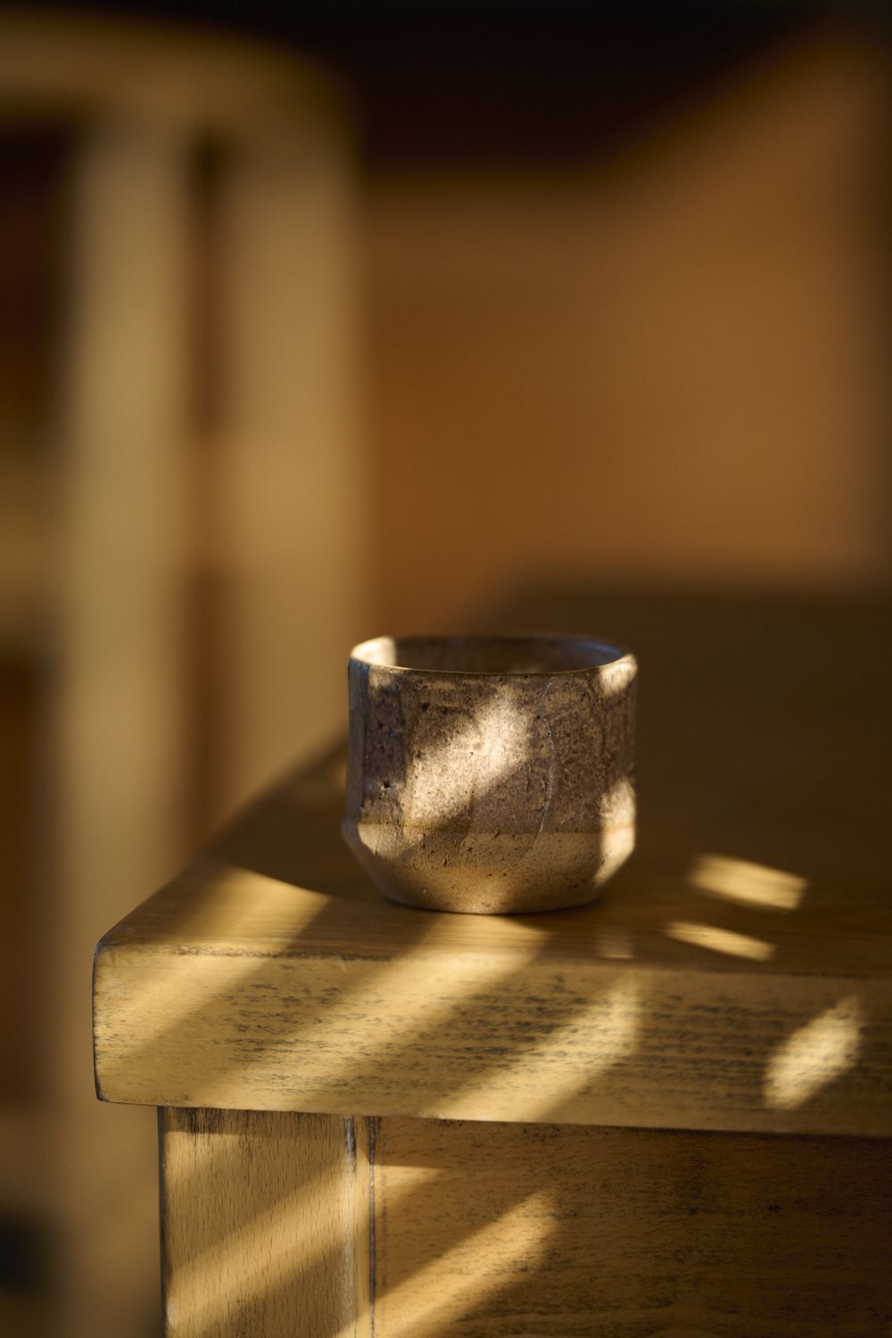 Vaso Facetado Moteado, cerámica hecha a mano por Kai