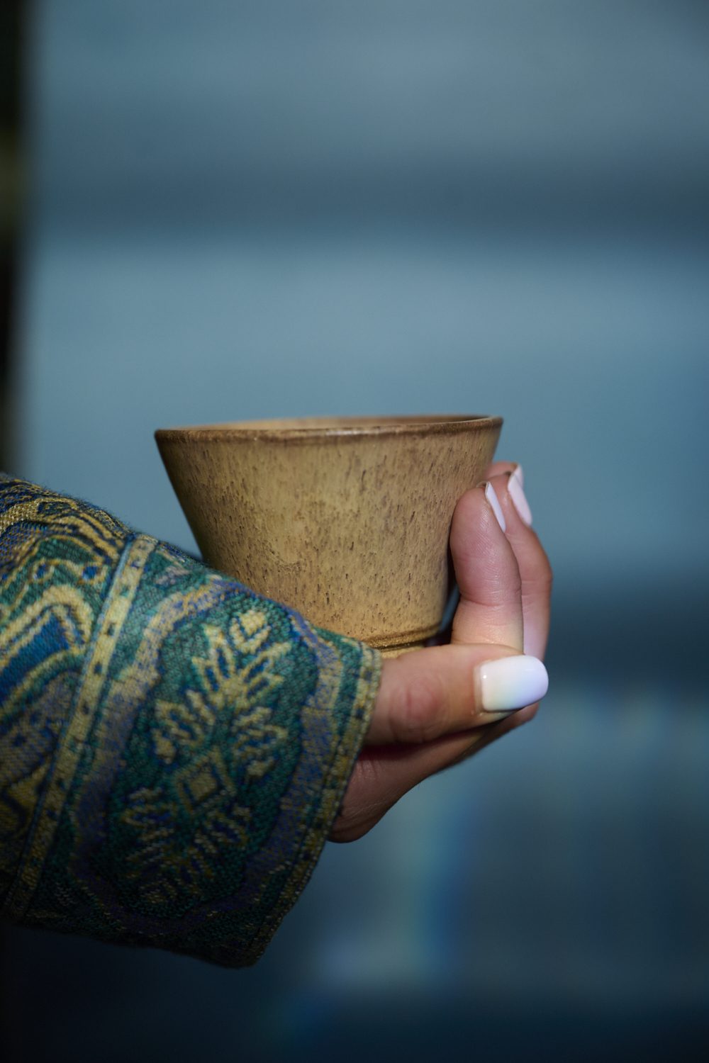 Vaso Cónico Greda, cerámica hecha a mano por Kai