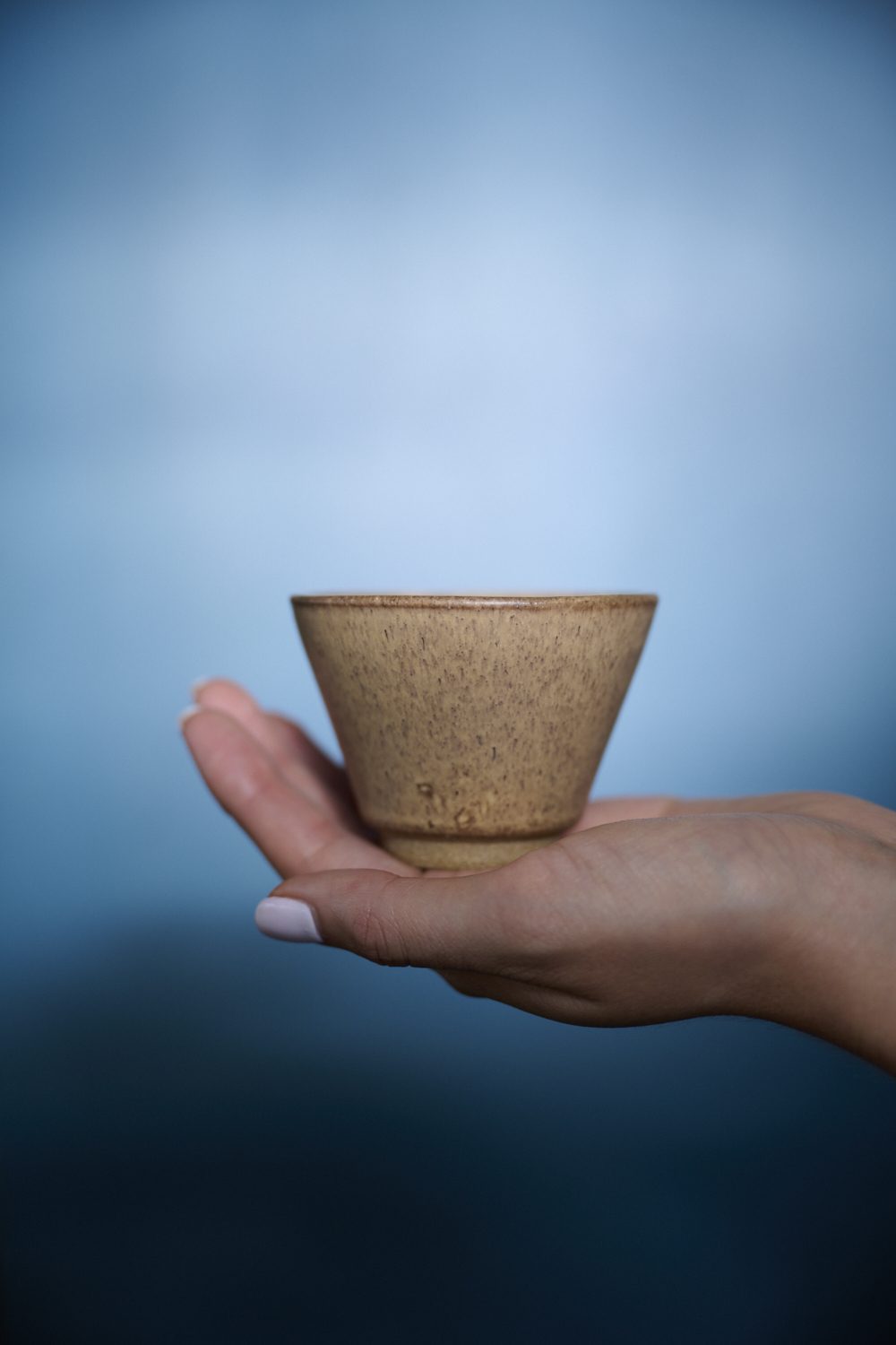 Vaso Cónico Greda, cerámica hecha a mano por Kai