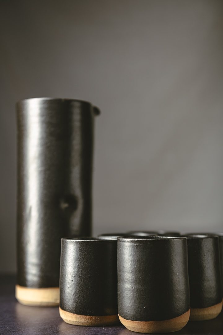 Set Jarra y Vasos Basalto, cerámica hecha a mano por Kai