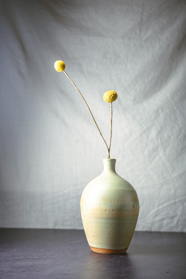 Florero Redondo Liquen, cerámica hecha a mano por Kai