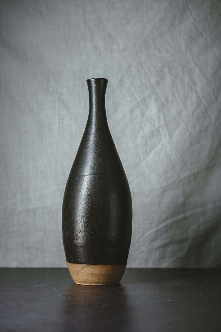 Florero Botella Basalto, cerámica hecha a mano por Kai