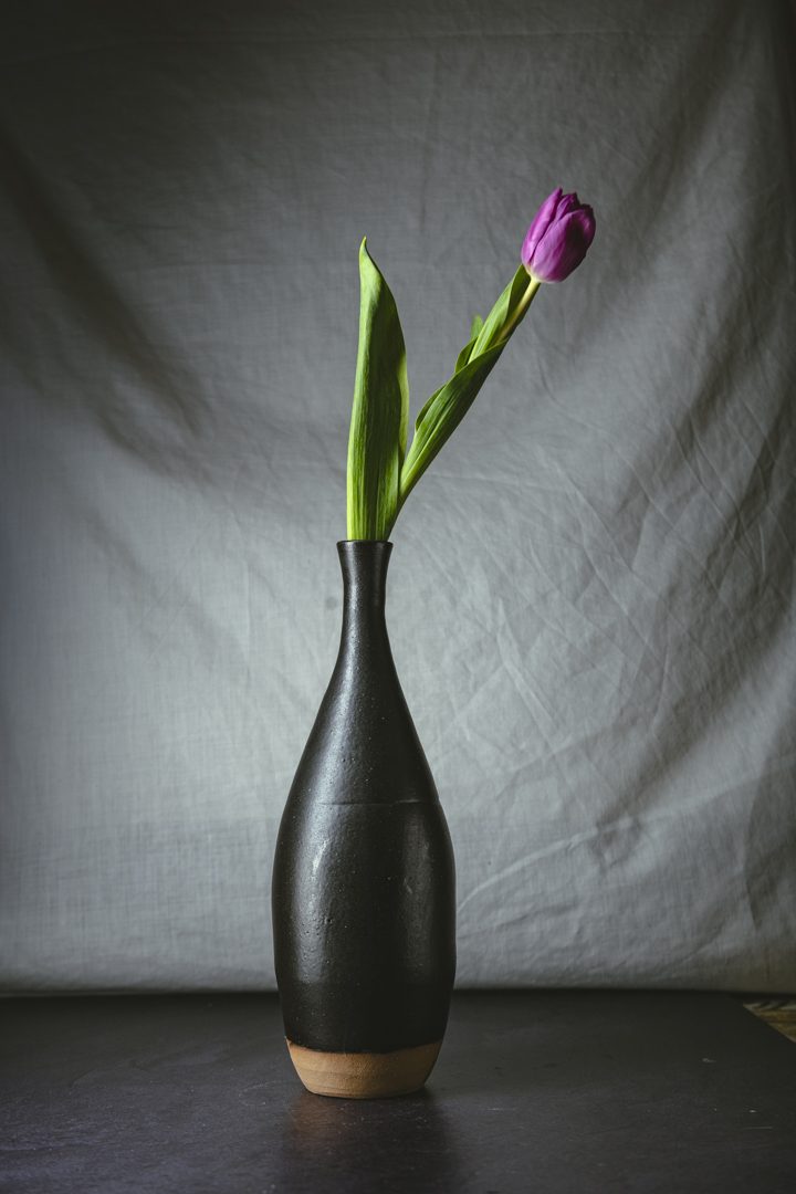 Florero Botella Basalto, cerámica hecha a mano por Kai
