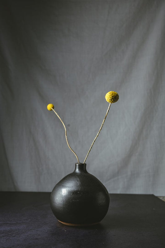 Florero Esfera Basalto, cerámica hecha a mano por Kai