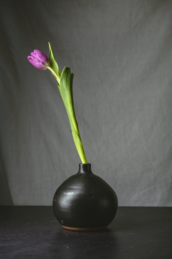 Florero Esfera Basalto, cerámica hecha a mano por Kai