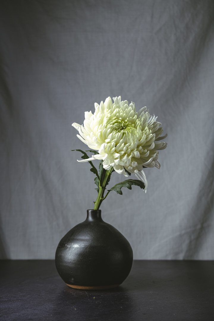 Florero Esfera Basalto, cerámica hecha a mano por Kai
