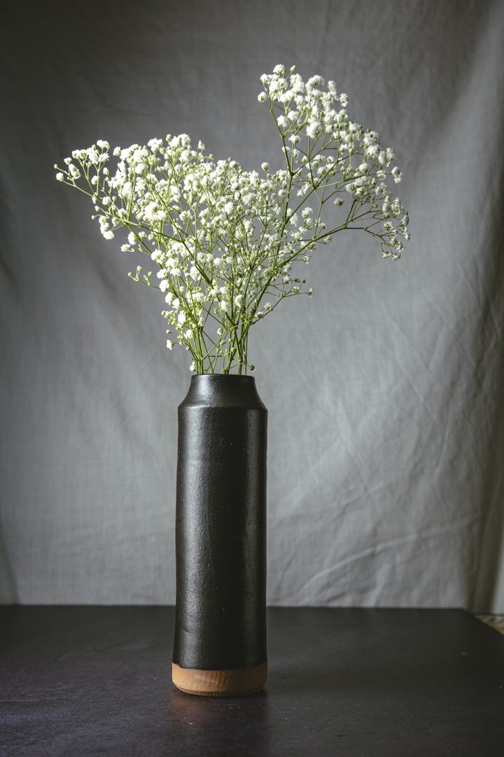 Florero Columna Basalto, cerámica hecha a mano por Kai