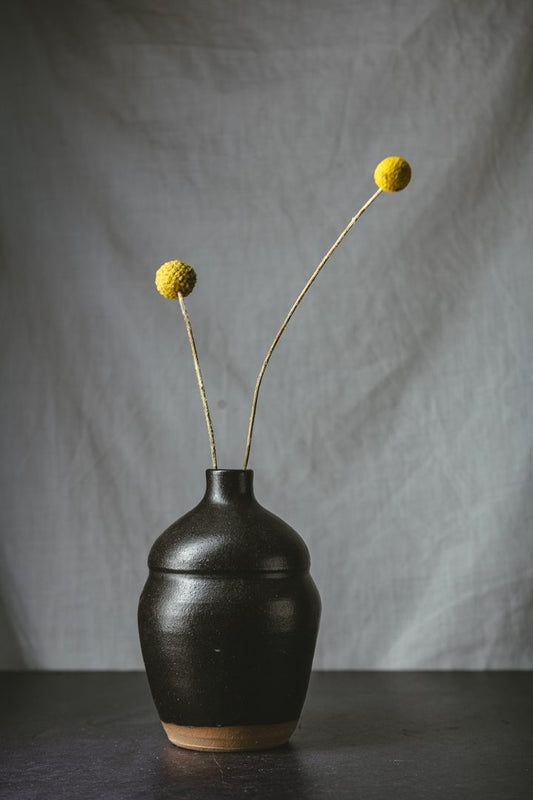 Florero Ánfora Basalto, cerámica hecha a mano por Kai