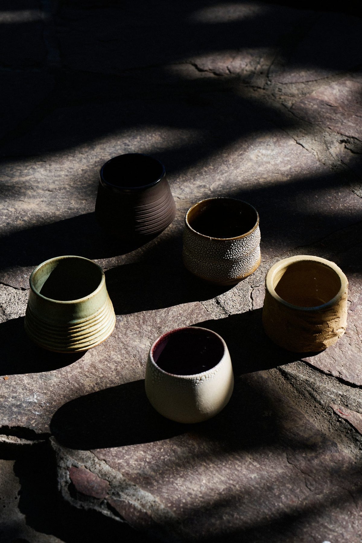 Vaso Estriado Basalto, cerámica hecha a mano por Kai