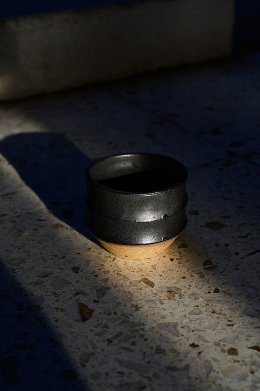 Vaso Basalto Brillante, cerámica hecha a mano por Kai